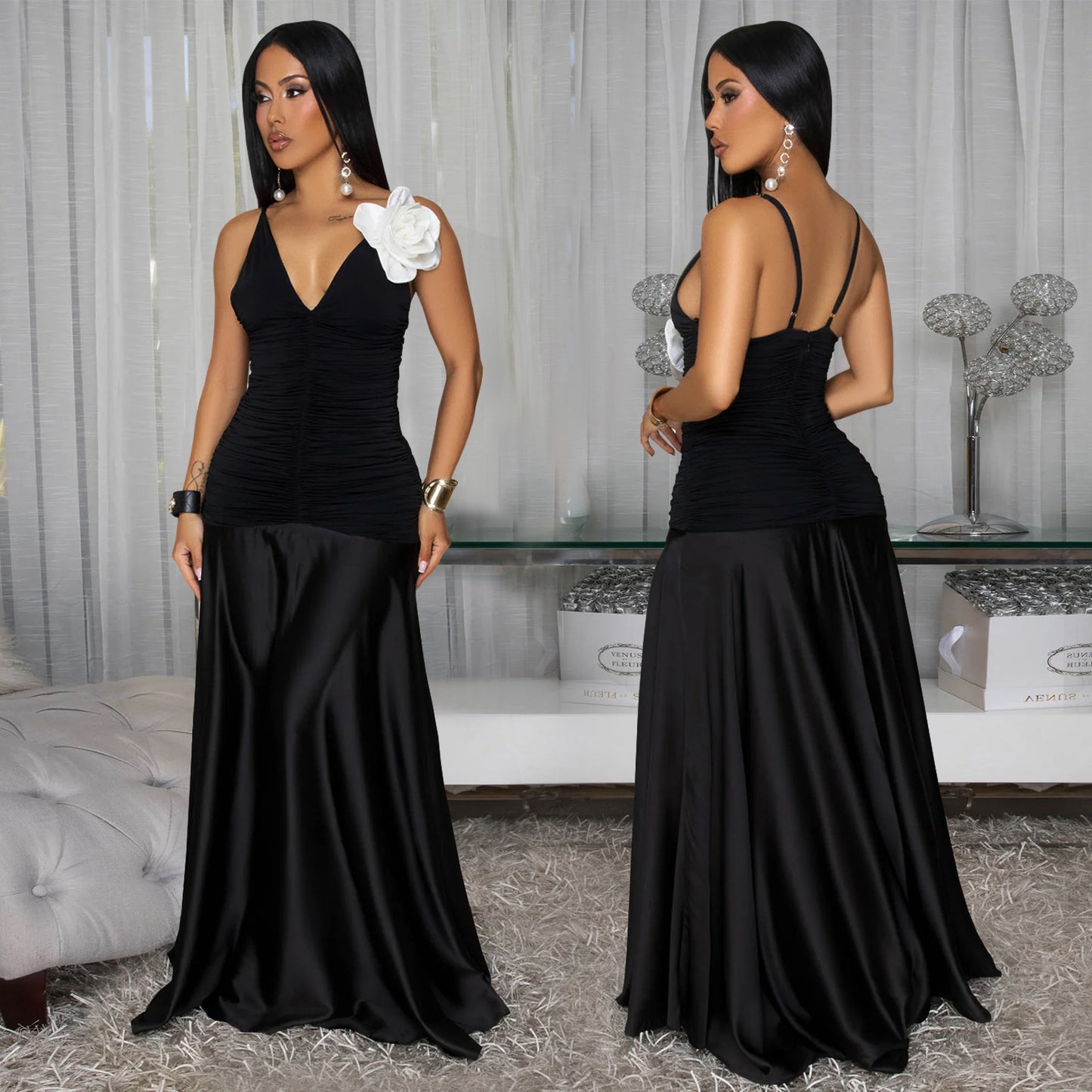 Elegante zwarte maxi-jurk met gerimpelde lijfje en opvallende 3D-witte bloemapplicatie