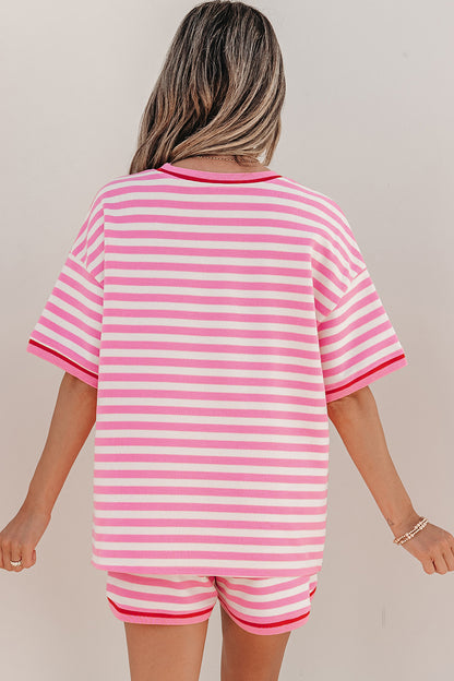 Roze gestreepte top met contrasterende biesbkorte mouwen en losse shorts