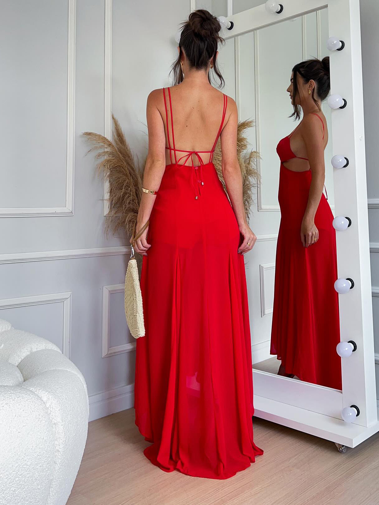 Rode jurk met onregelmatige zoom en strik