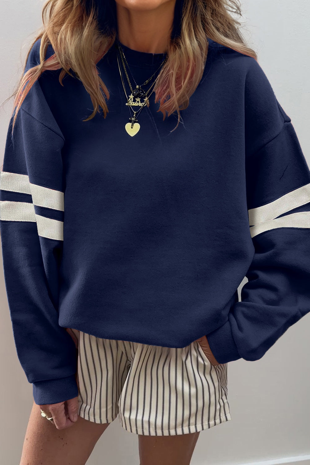 Preppy sweatshirt met strepen op de mouwen en een losse pasvorm