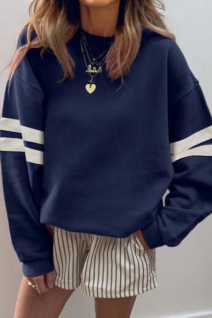 Preppy sweatshirt met strepen op de mouwen en een losse pasvorm