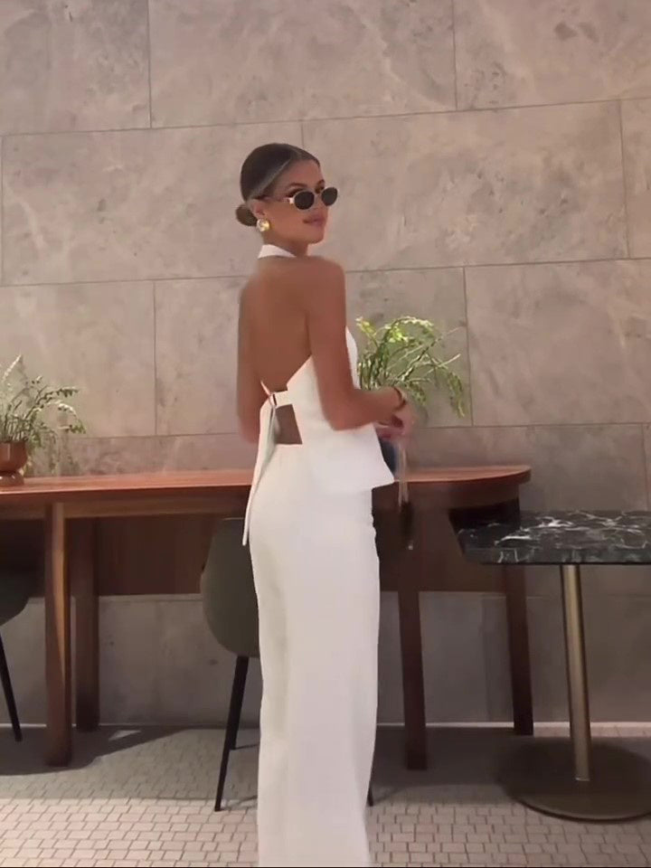 Wit rugloos halternek vest en hoog getailleerde broekpak