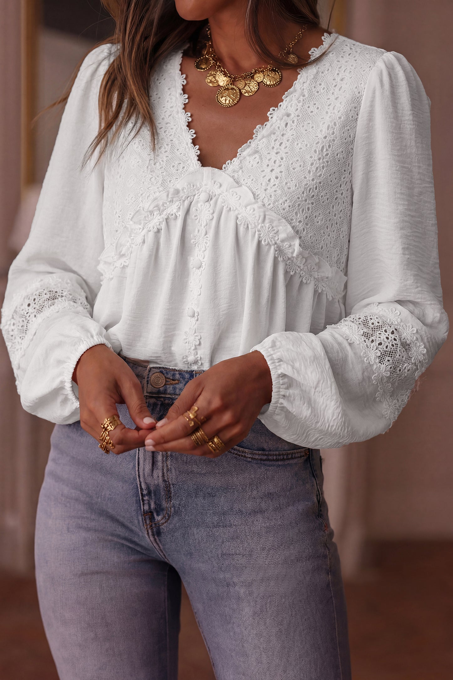 Witte blouse met lange mouwen bloemenmotief guipure kant en ruches