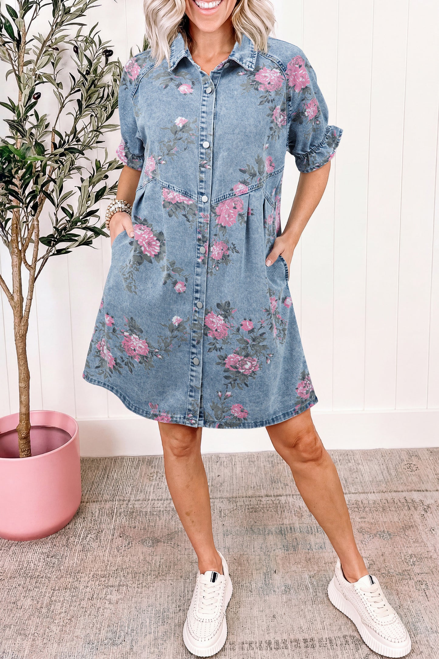 Denim jurk met bloemenprint korte ruchesmouwen zakken en knoopsluiting