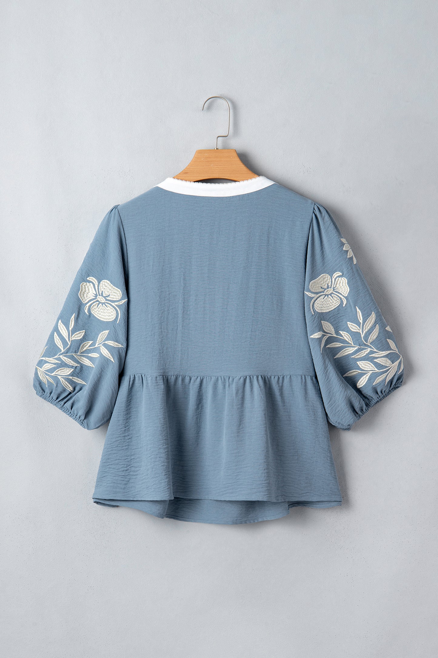 Babydoll blouse met kleurblokken patchwork V-hals en geborduurde pofmouwen