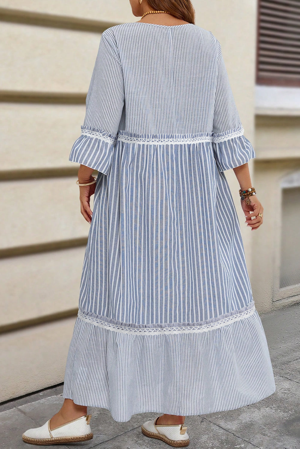 Hemelsblauwe maxi-jurk met kruiselingse kanten details en gemengde gestreepte patchwork