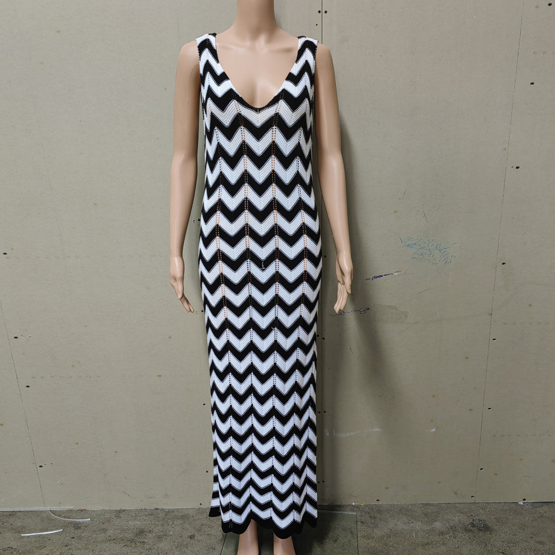 Summer women's V-neck backless black and white striped contrasting knit crochet slit holiday style dress