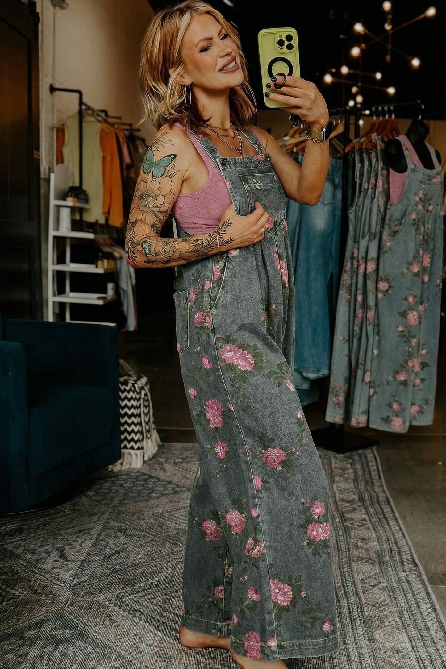 Jumpsuit van denim met bloemenprint zakken geplooide details hoge taille en wijde pijpen