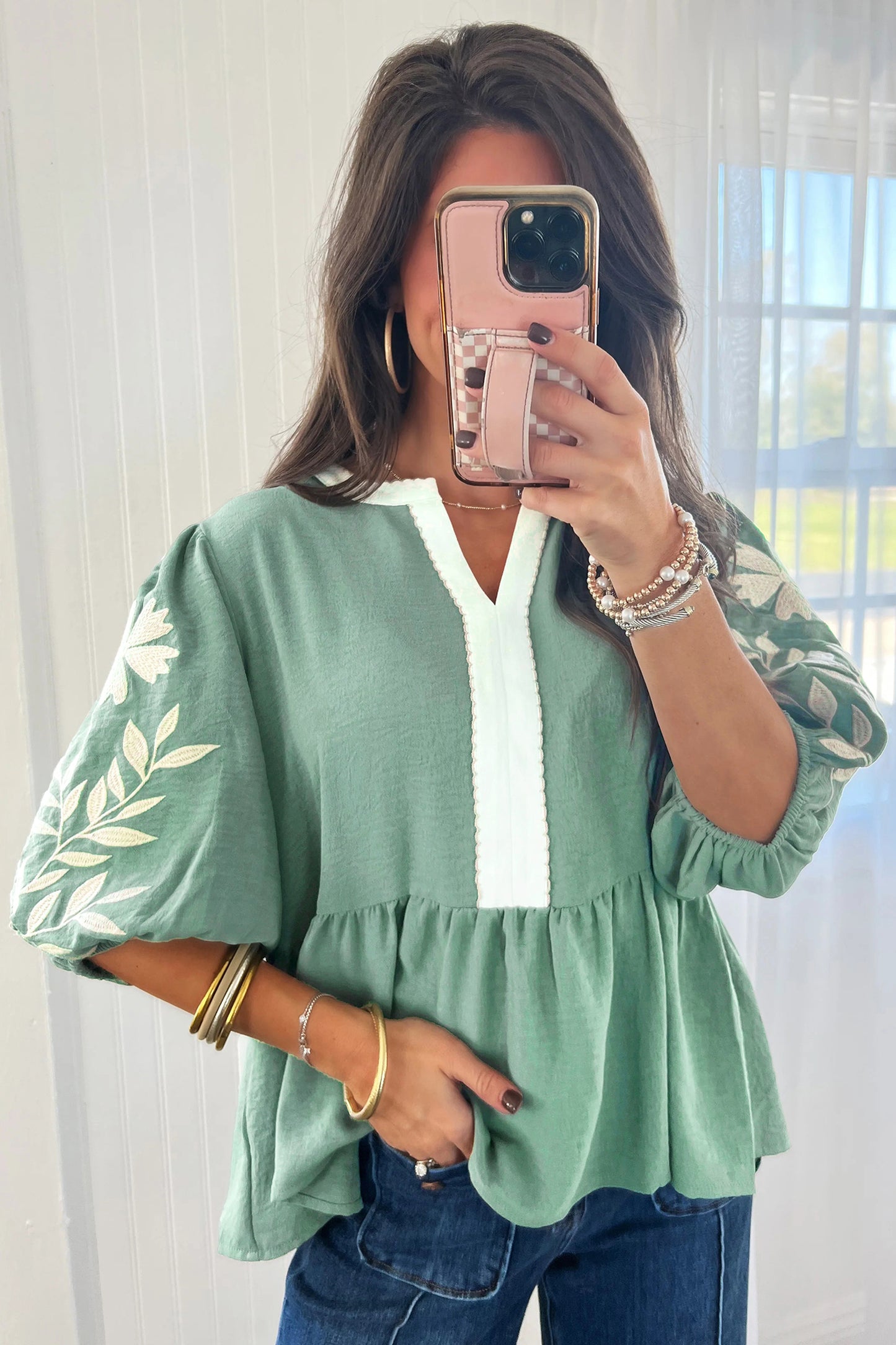 Babydoll blouse met kleurblokken patchwork V-hals en geborduurde pofmouwen
