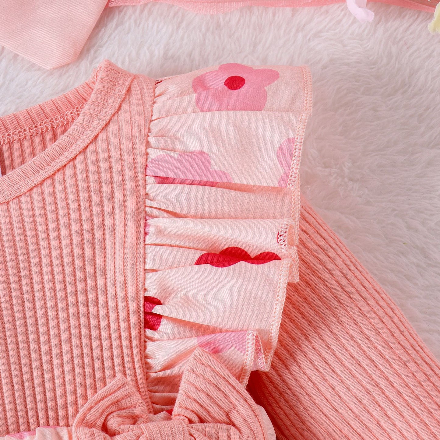 Eendelige romperbroek met strikhoofdtooi