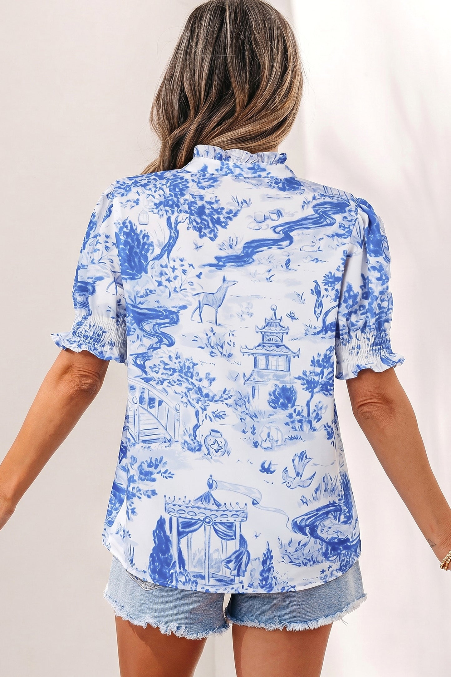 Blauwe blouse met V-hals en strepen in de stijl van een wild dierenparadijs