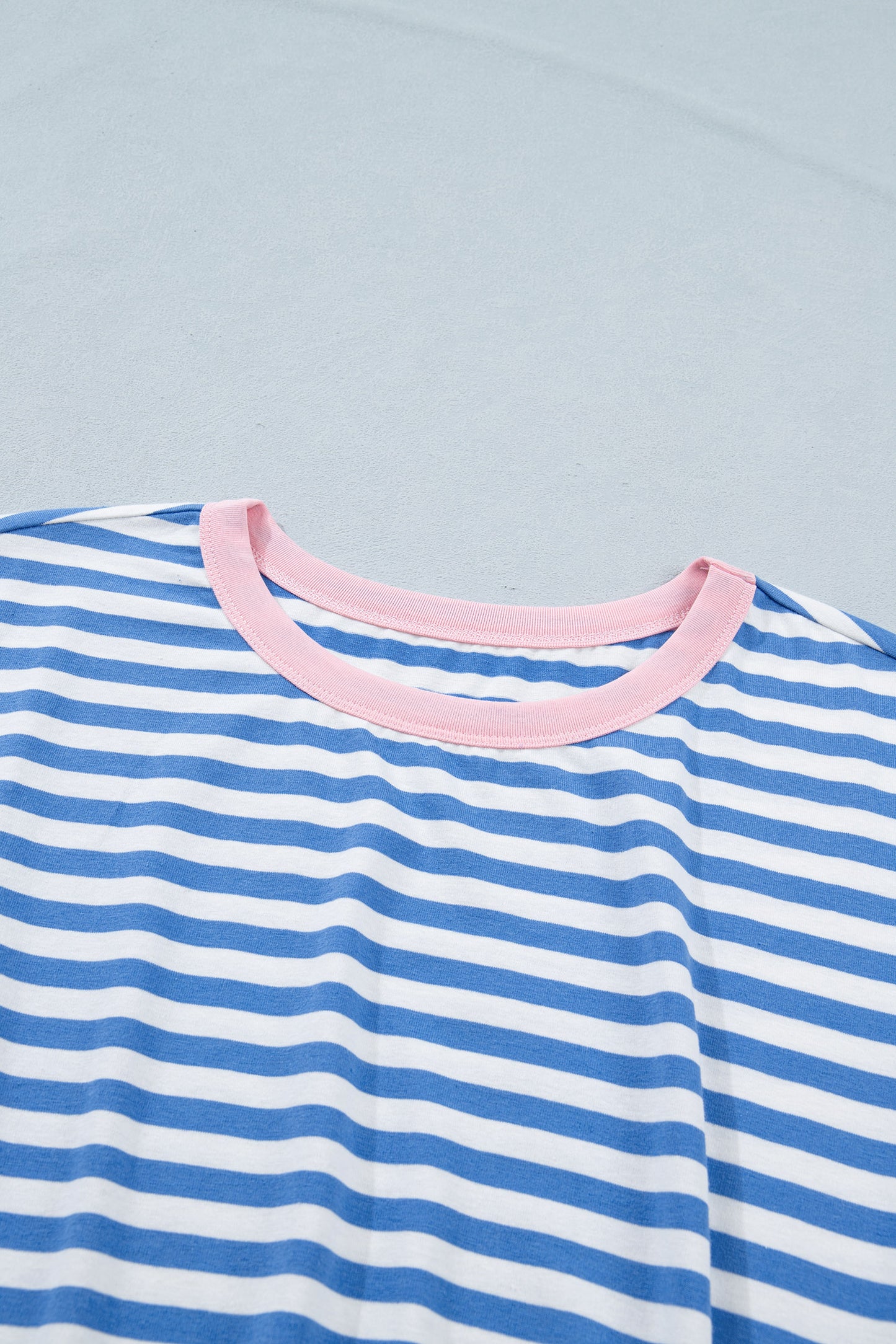 Gestreepte mini-jurk met strik contrasterende bies korte mouwen en ronde hals