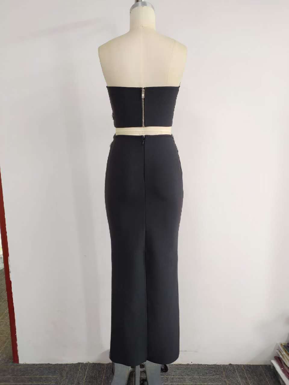 Mouwloze top metstrasssteentjes en lange  nauwsluitende rok set