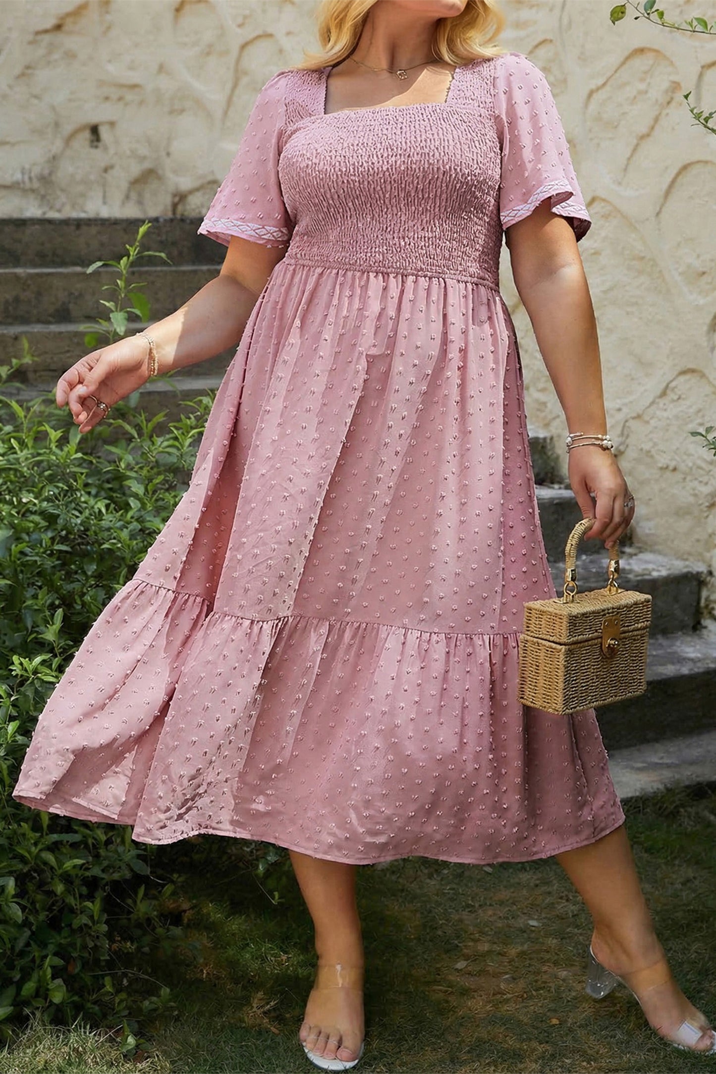 Roze plus size jurk met stippen korte mouwen smockwerk hoge taille en zwierige rok