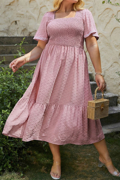 Roze plus size jurk met stippen korte mouwen smockwerk hoge taille en zwierige rok
