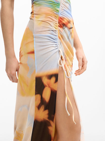 Nauwsluitende zomerjurk met dopamineprint