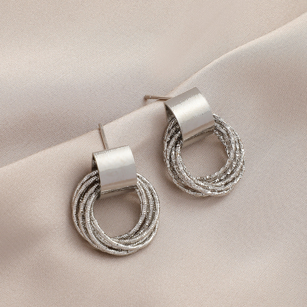 Retro metallic oorbellen met meerdere kleine cirkelvormige hangers