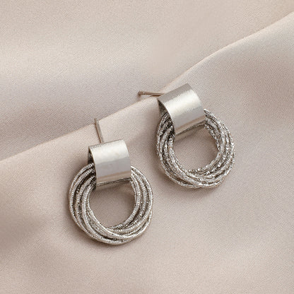 Retro metallic oorbellen met meerdere kleine cirkelvormige hangers