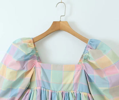 Geruite mini-jurk met vierkante kraag en pofmouwen