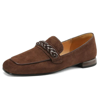 Effen dames loafers van zacht leer-suède met ronde neus en sierketting