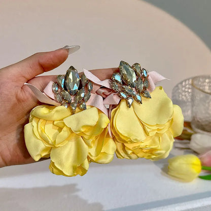 Elegante handgemaakte stoffen bloemen oorbellen
