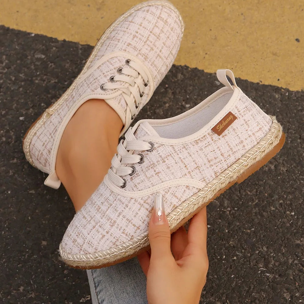 Platte sneakers met ronde neus en vetersluiting gemaakt van tweedstof