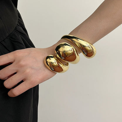 Geometrische high-end armband met spiraalvormige waterdruppelopening