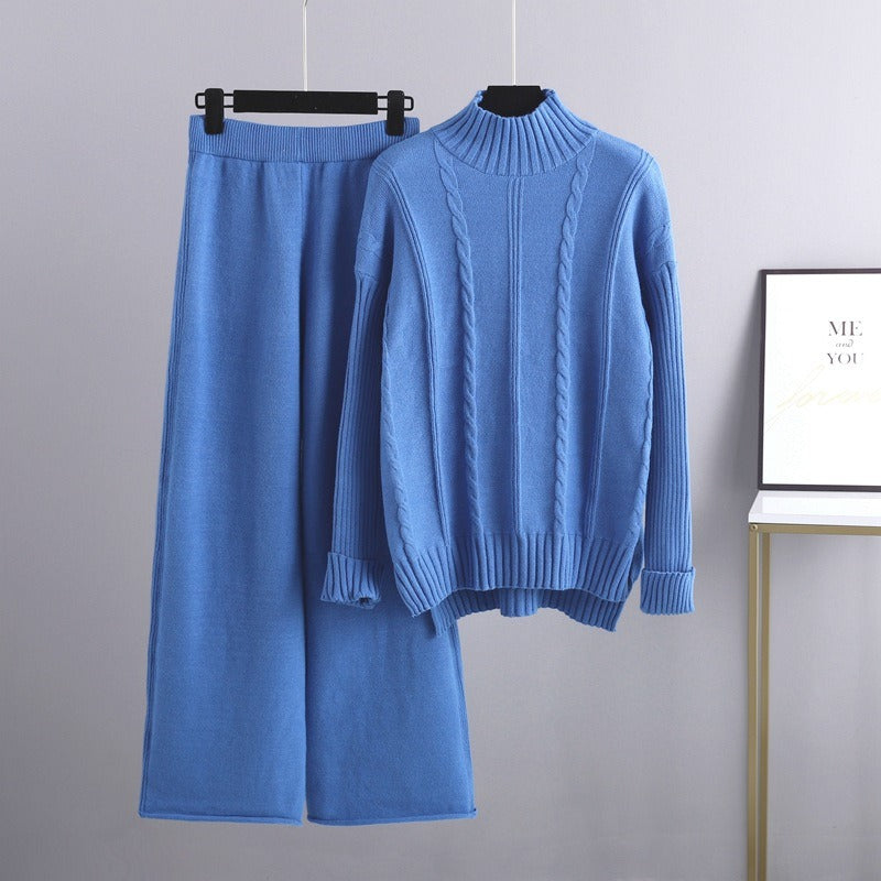 Gebreide tweedelige set bestaande uit een halfhoge coltrui en een wijde broek