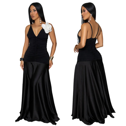 Elegante zwarte maxi-jurk met gerimpelde lijfje en opvallende 3D-witte bloemapplicatie