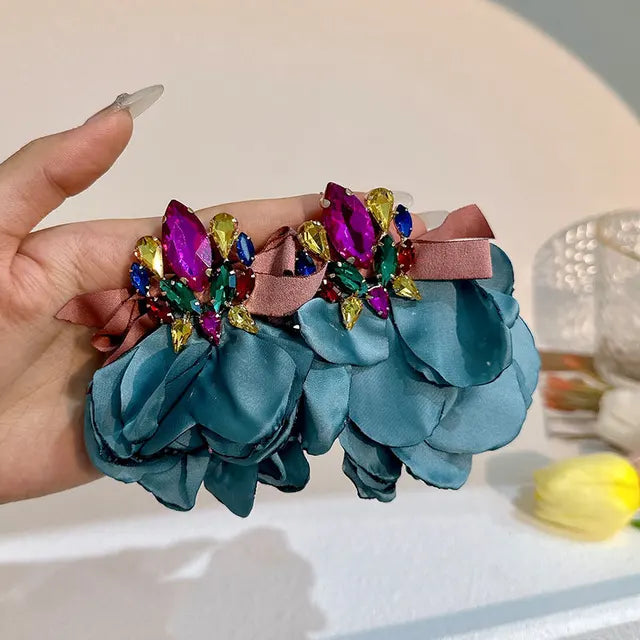 Elegante handgemaakte stoffen bloemen oorbellen
