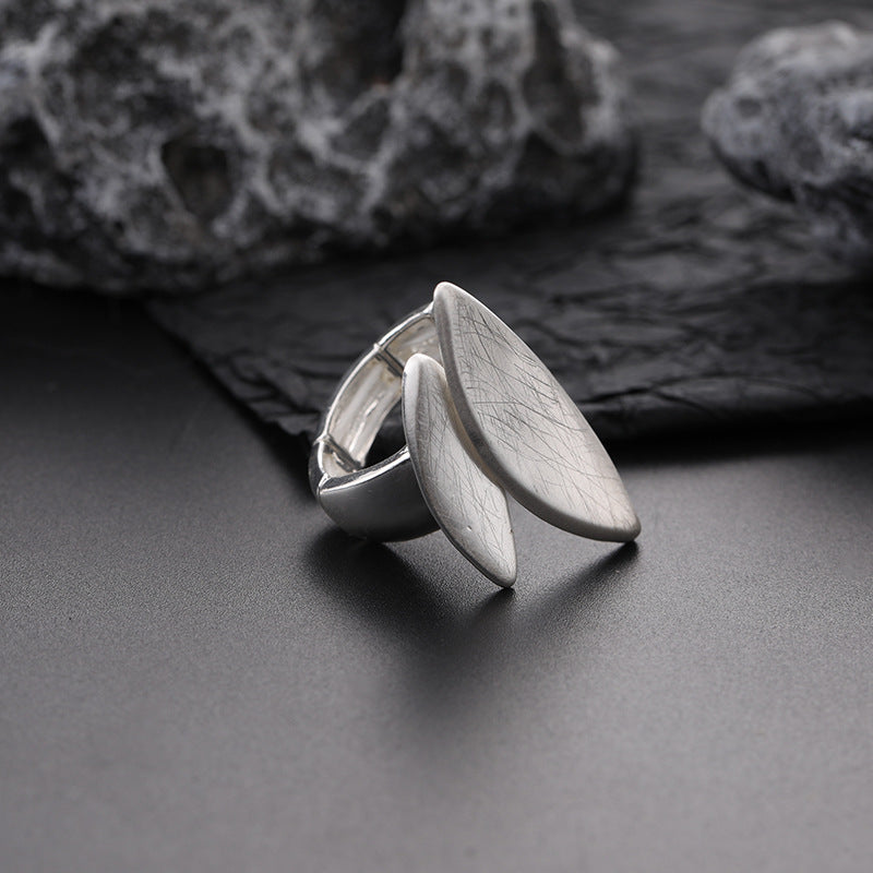 Onregelmatig geometrisch grote goudkleurige ring met elastische koordverbinding