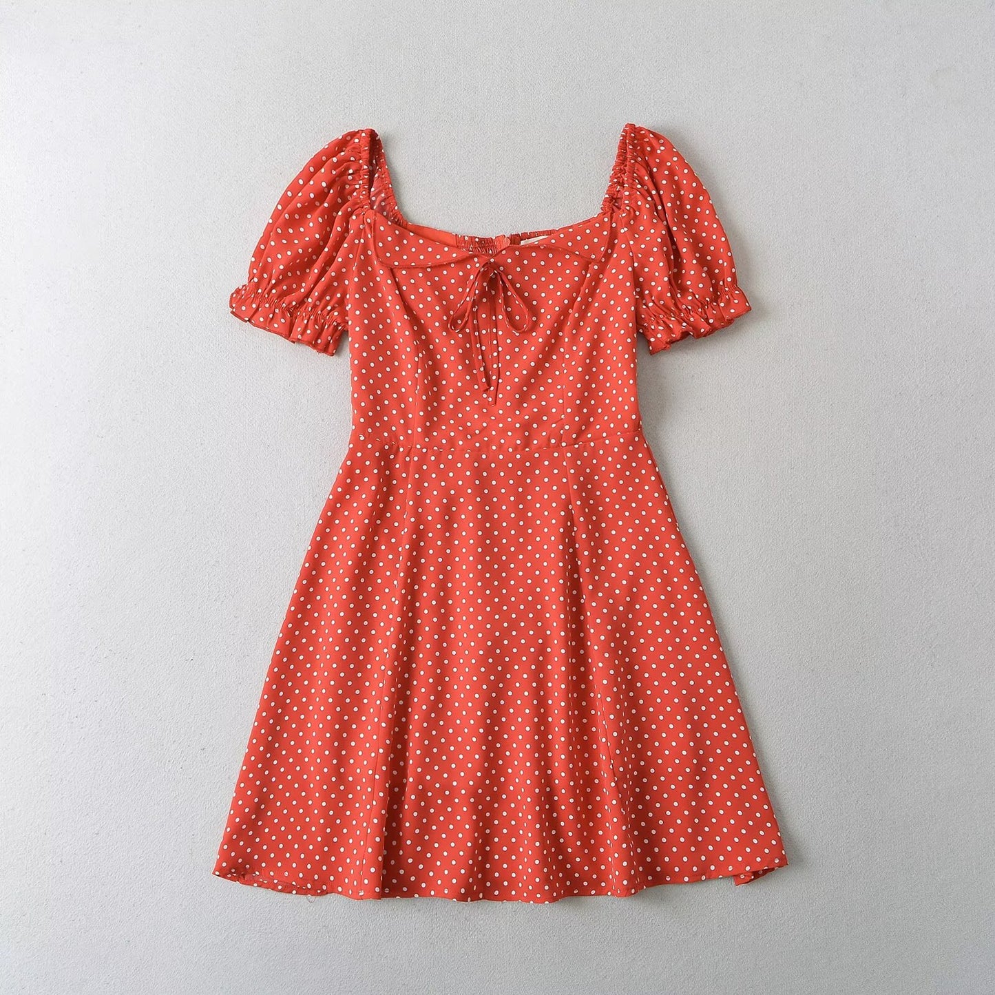 Mini-jurk met stippen en korte mouwen