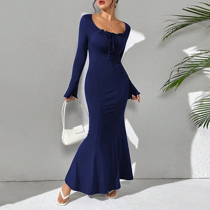 Elegante damesjurk met lange trompetmouwen en fishtail rok
