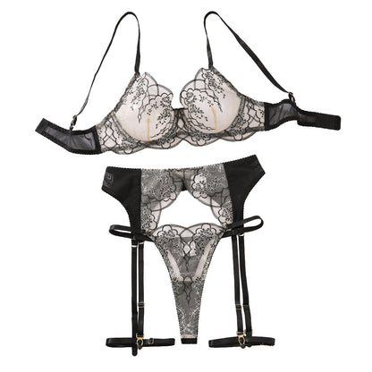 Verleidelijke en leuke vierdelige set met kanten borduursels