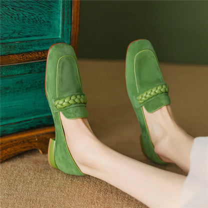 Effen dames loafers van zacht leer-suède met ronde neus en sierketting