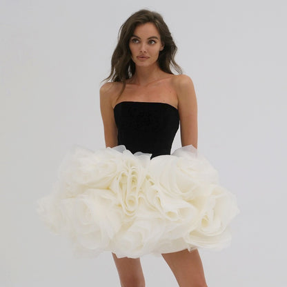 Strapless mini-jurk met een opvallende volumineuze witte rok met gelaagde 3D-bloemapplicaties