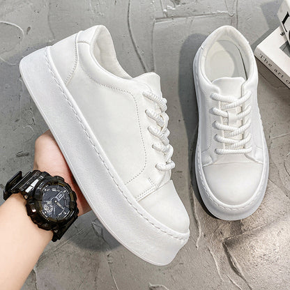 Modieuze witte heren sneakers met veters en dikke zool lakleer