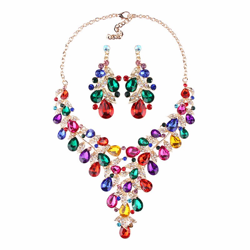 Opvallende set ketting en oorbellen met strasssteentjes