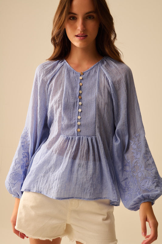 Blauwe chiffon blouse met borduurwerk op de mouwen maat S