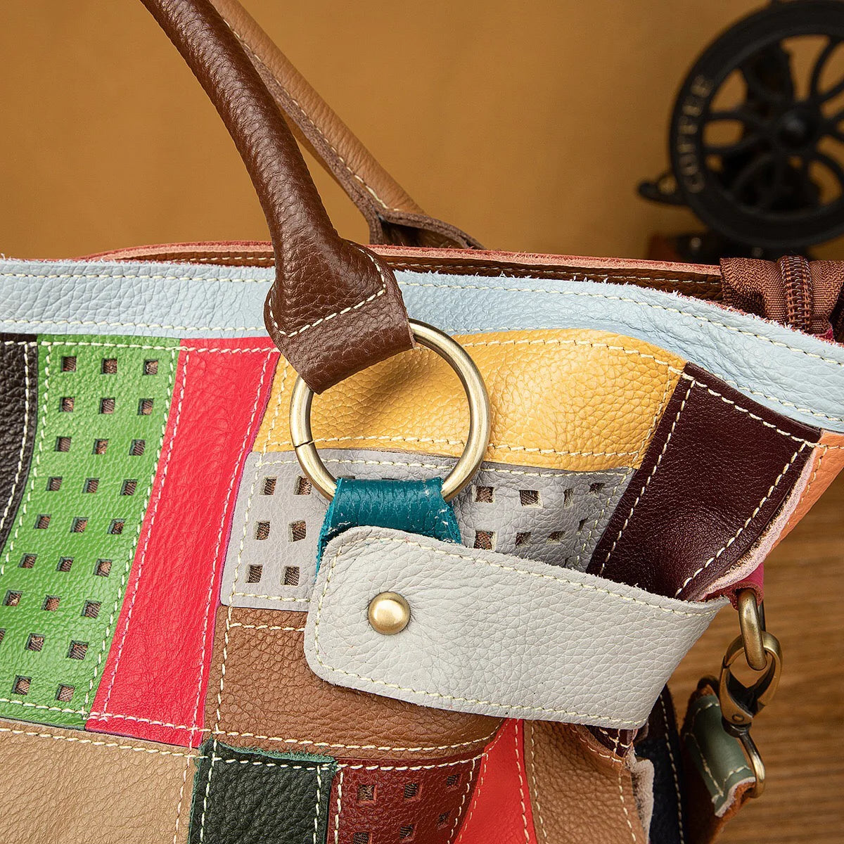 Grote handtas van rundleer met geometrisch print