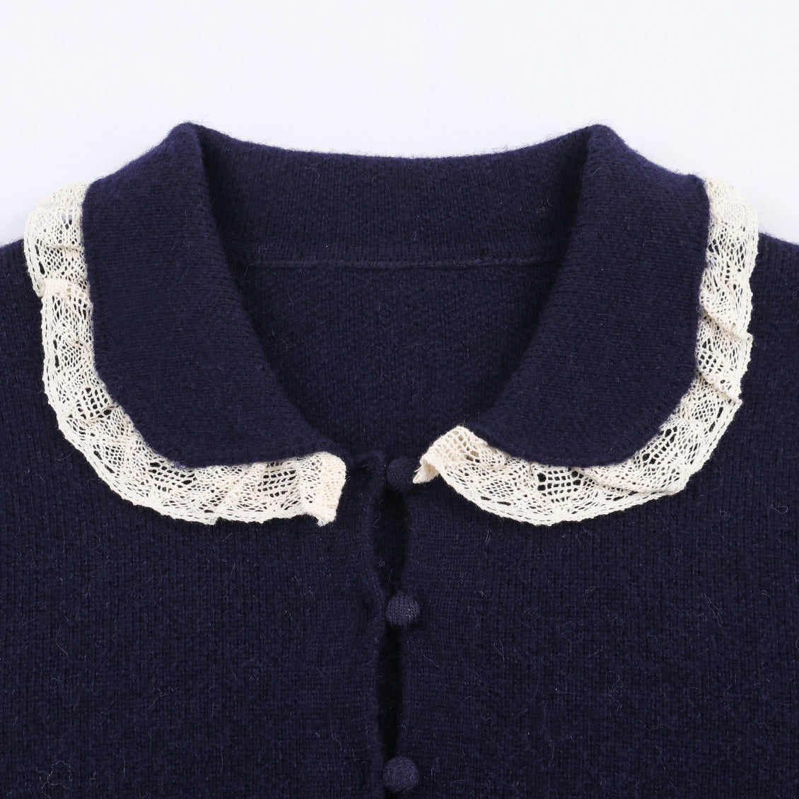 Gebreide jas met ronde revers en kanten details