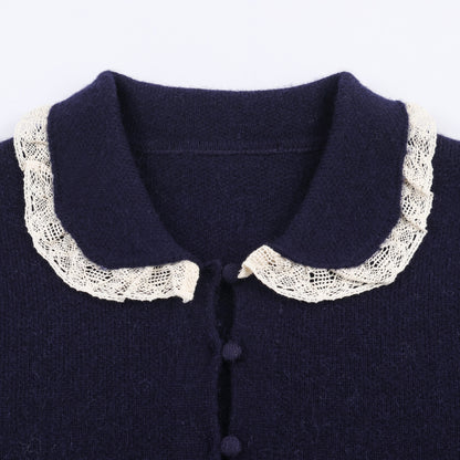 Gebreide jas met ronde revers en kanten details