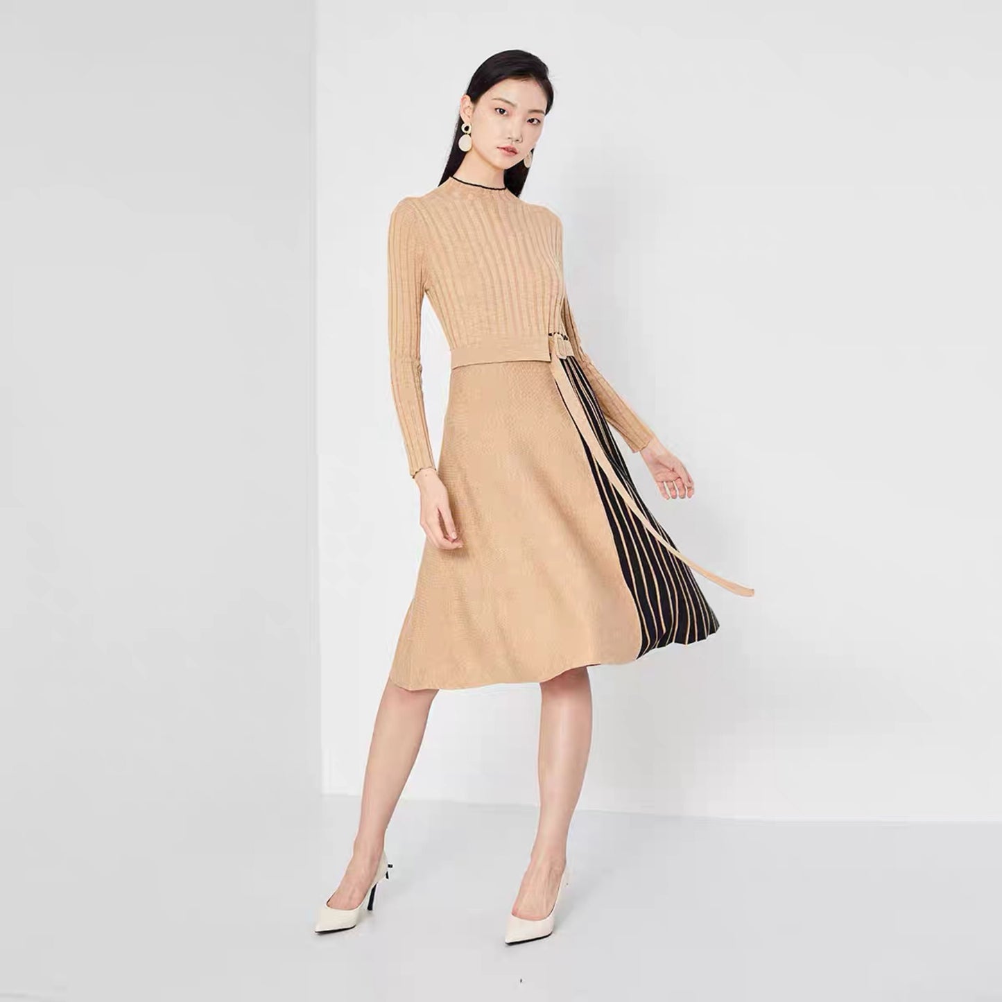 Elegante midi-jurk met gestreepte patchwork ceintuur en lange uitlopende mouwen