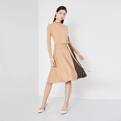 Elegante midi-jurk met gestreepte patchwork ceintuur en lange uitlopende mouwen