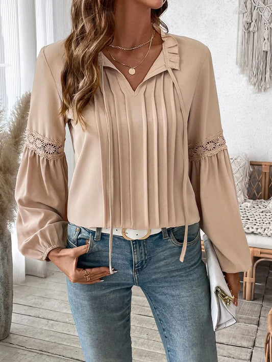 Mooie blouse met ruches strik bij de hals en lange pofmouwen