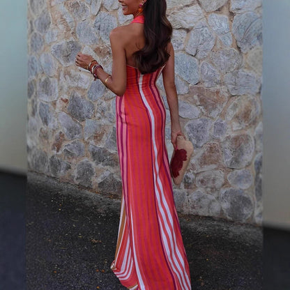 Elegante nauwsluitende gestreepte mouwloze maxi-jurk met gekruiste bandjes