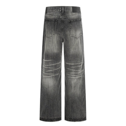 Gewassen en gemalen witte denim jeans met rechte pijpen