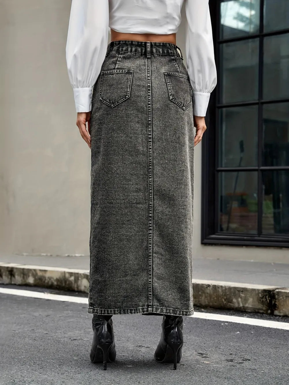 Retro and trendy multi button denim skirt