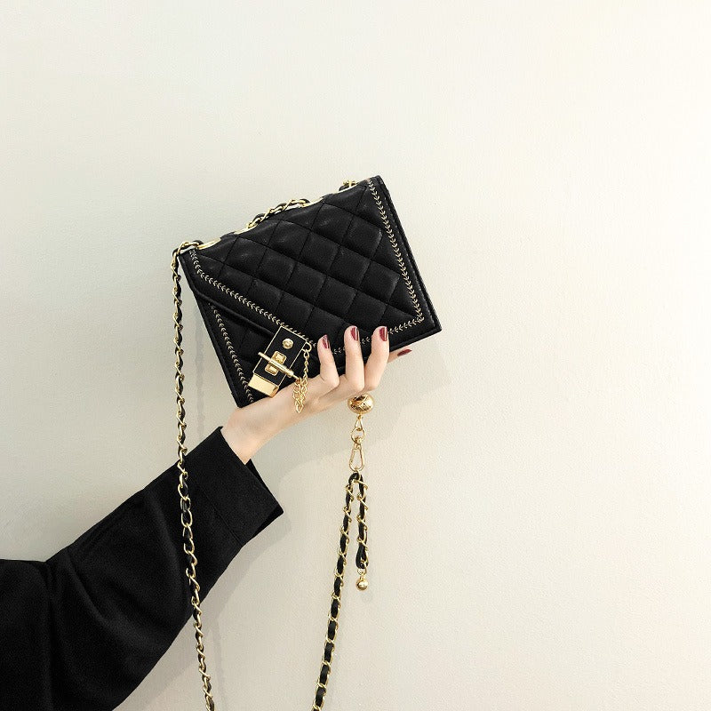 Luxe crossbodytas met ruitvormige patroon en ketting