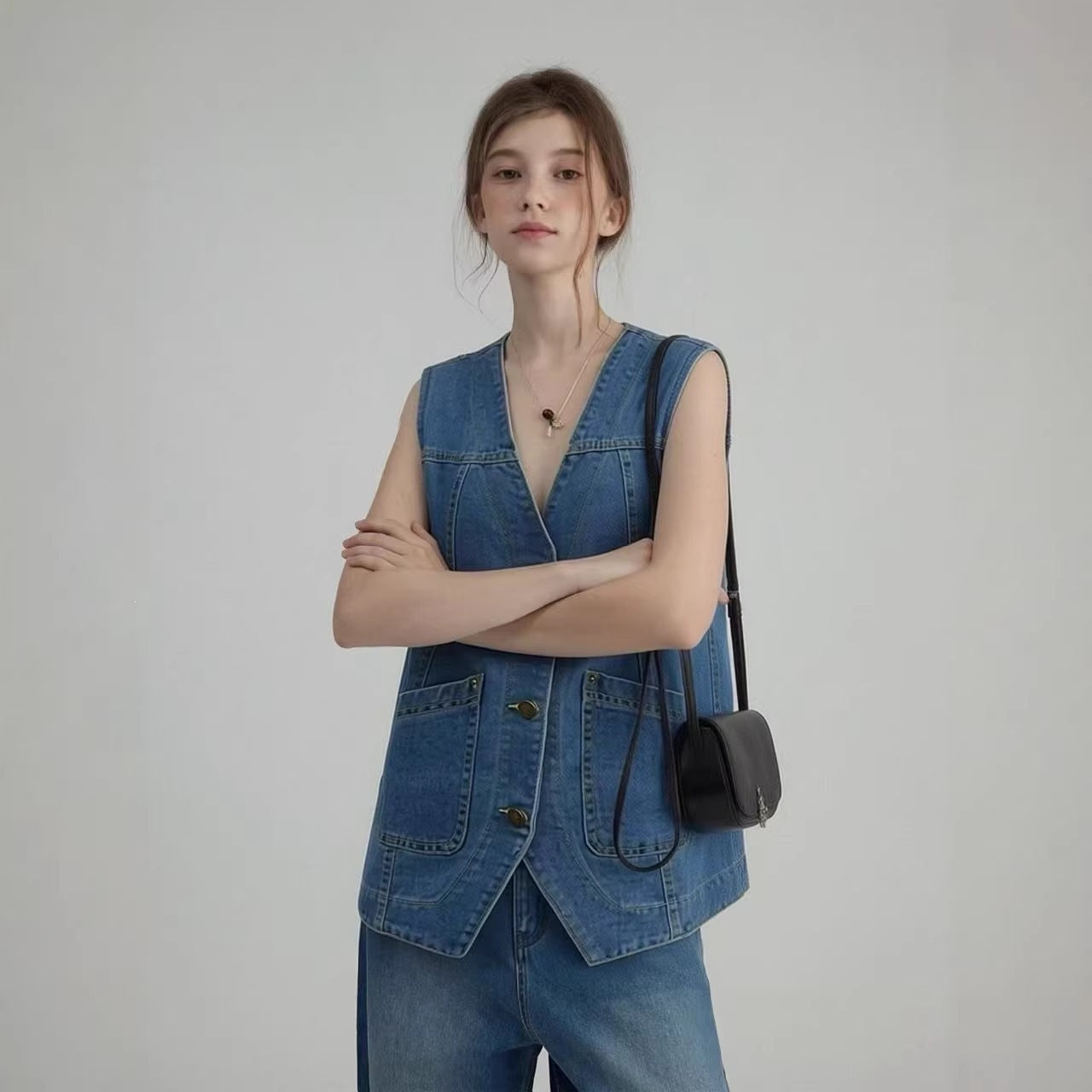 Chic Fashion Sleeveless Women's Denim Vest Versatile and Trendy